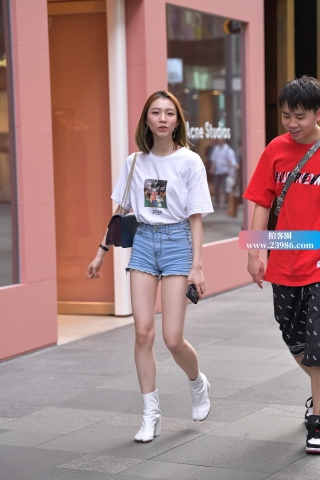 街拍白T恤，开朗热裤女友