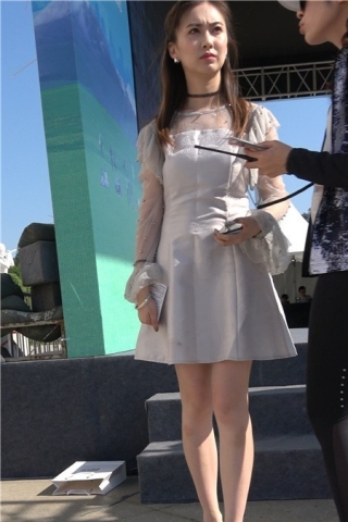 4K 白色连衣裙街拍高跟鞋性感美女主持 [1.64 GB]（视频版）