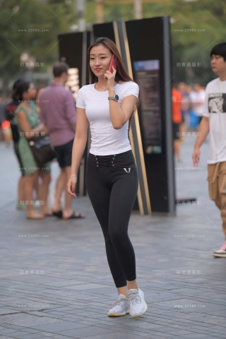 抓拍打电话的紧身女孩