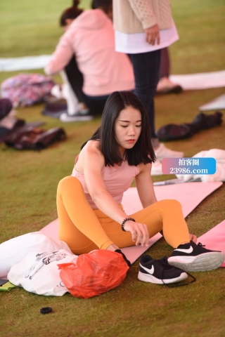 黄色瑜伽裤美女练习瑜伽