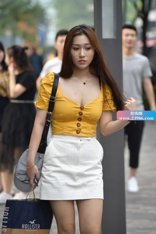 街拍黄色衣服低胸美女