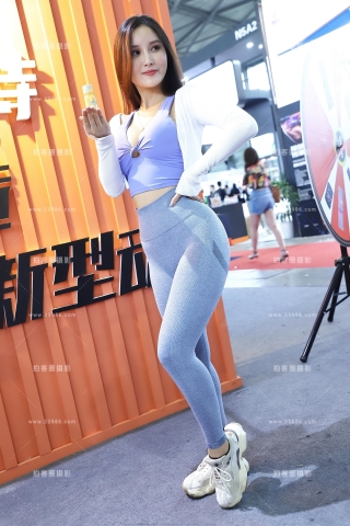 蓝色运动装抹胸白色小衬衣