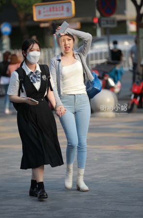 街拍蓝色牛仔裤小姐姐