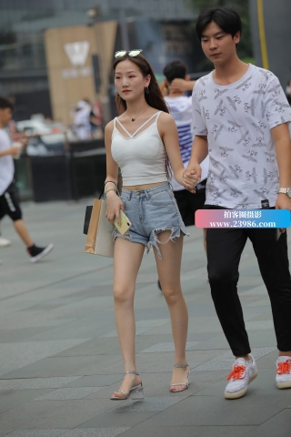 街拍热裤小女友