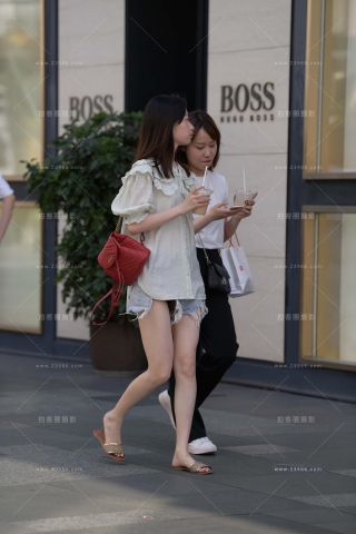 手捧奶茶的热裤美眉