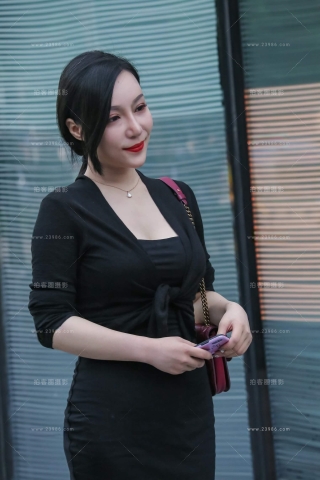 街拍黑色包臀裙美女