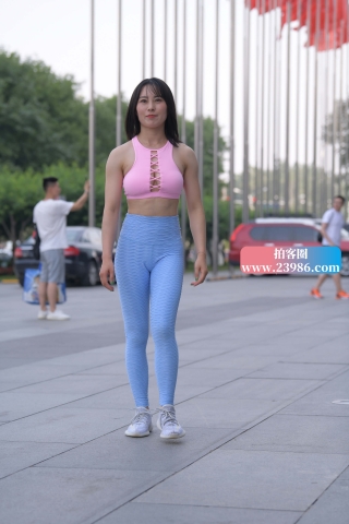 蓝色瑜伽裤美眉