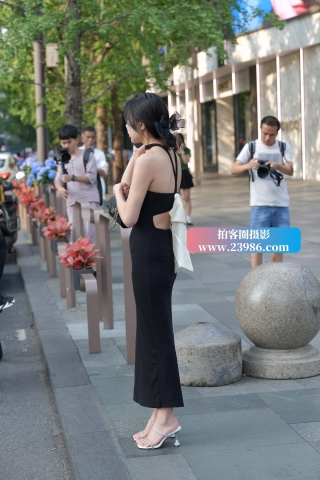 抓拍唯美抹胸裙小姐姐