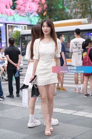 街拍白色群美白小姐姐
