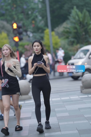 街拍黑色紧身裤美眉