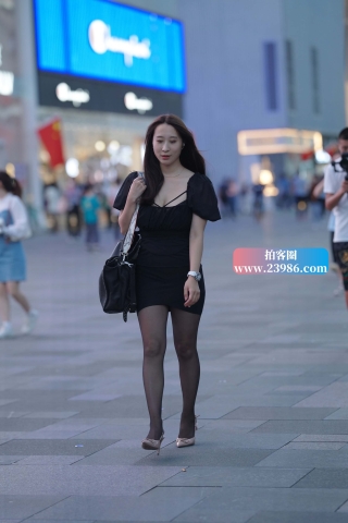 搭讪街拍黑丝黑裙高跟女神