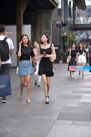 时尚姐妹花逛街