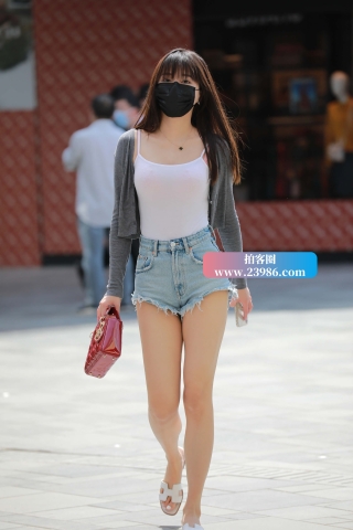 街拍大长腿热牛小姐姐