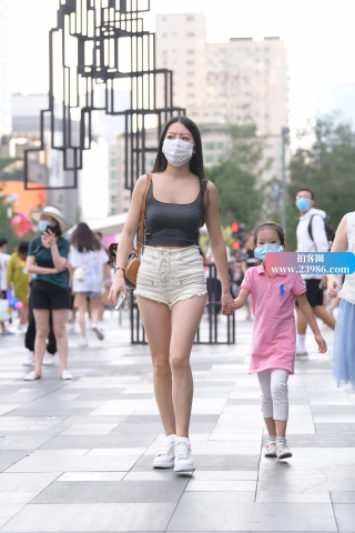 街拍好身材辣妈