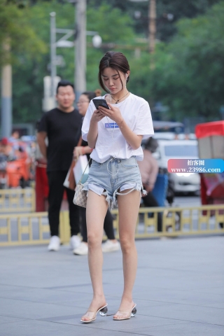 街拍青春靓丽的白T恤热牛小姐姐