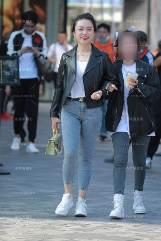 【玻璃街拍】紧身牛仔裤小妹