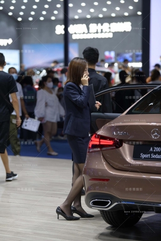 黑丝制服的大奔销售