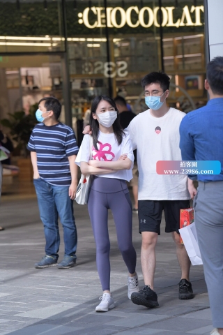 街拍漂亮的紧身瑜伽裤女友