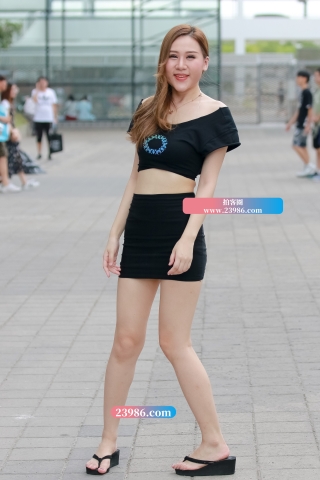 漏肩上衣+紧身超短裙 肌肤雪白美如热恋
