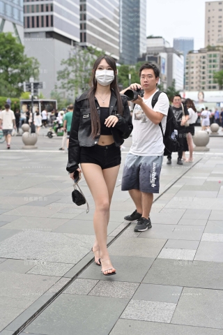 街拍超短热牛美腿美女