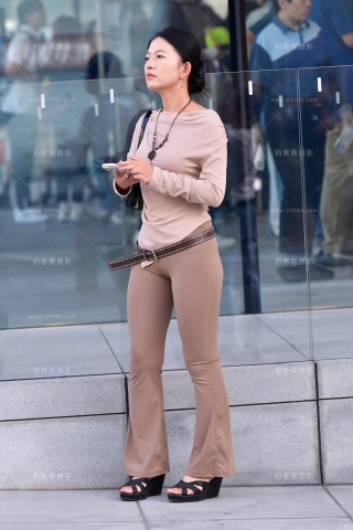 ★白皙米色紧身裤美女