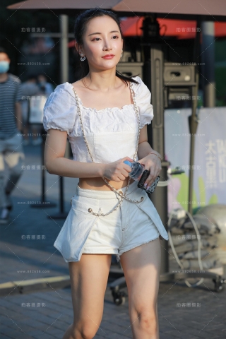 【玻璃街拍】白色热裤Y Y女友