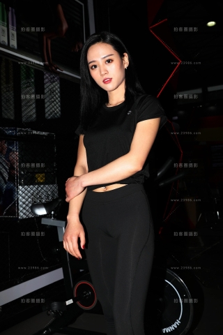 黑色紧身裤美女