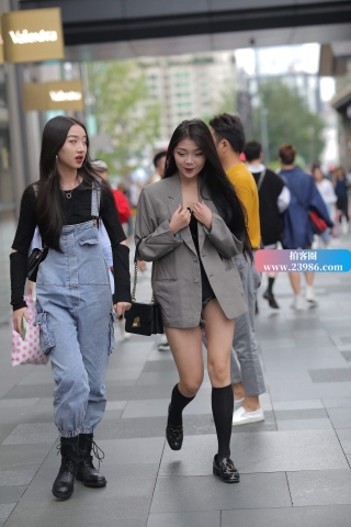 街拍穿长筒袜的美眉