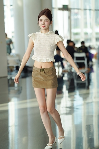 卡其短裙美腿