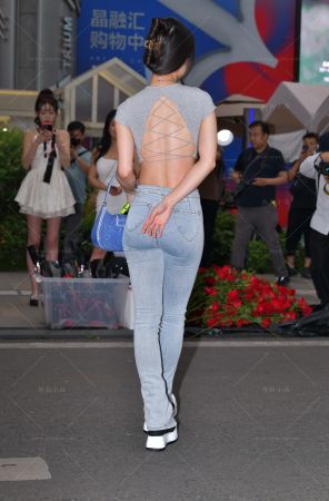 搭讪紧牛美女小姐姐