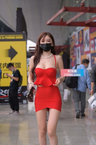 长腿红裙女模的另一个版本