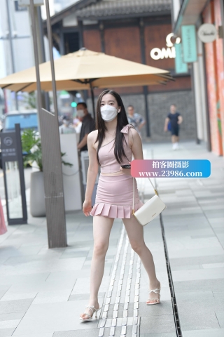 街拍粉色短裙美腿美女