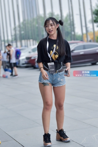 漫展的可爱甜美热牛妹纸