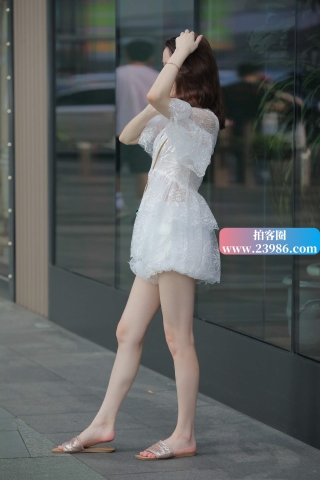 街拍极品玉腿白裙美妞
