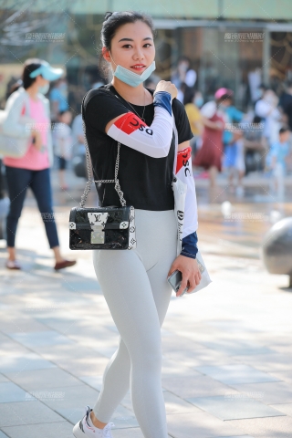 【玻璃街拍】紧身瑜伽裤靓丽女友