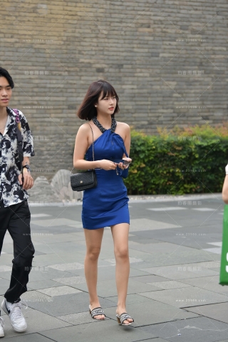 街拍蓝色裙小姐姐
