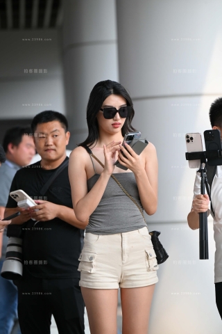 热裤人字拖美腿美眉（完整版）