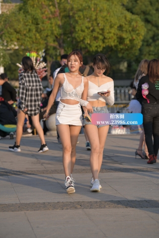 抓拍短裙美眉跟闺蜜