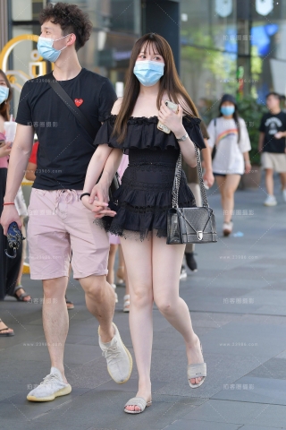 好喜欢这种微胖大白腿女孩