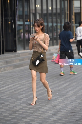 街拍高跟短裙气质美女