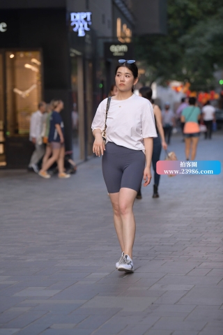 捧着一束花的美眉