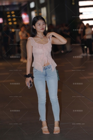 搭讪街拍牛仔裤的素颜美女