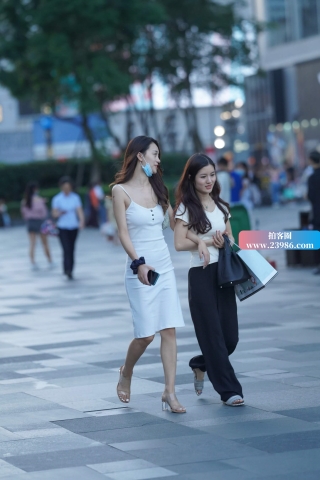 街拍高挑的白裙美女姐姐