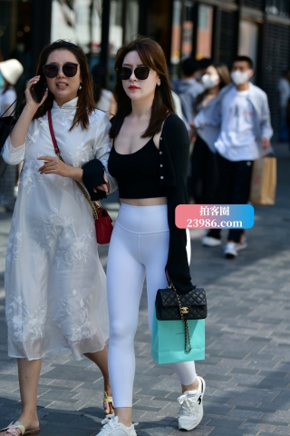 ★街拍白色紧身裤美眉★