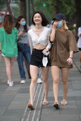 街拍黑色热裤美腿美眉
