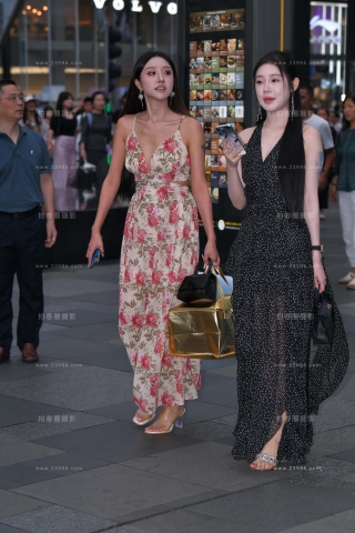 街拍吊带长裙姐妹