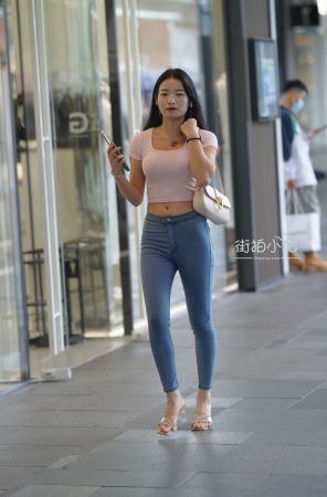 街拍紧牛美女