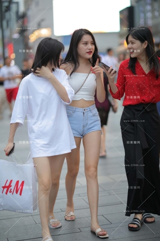 热裤小蛮腰美眉