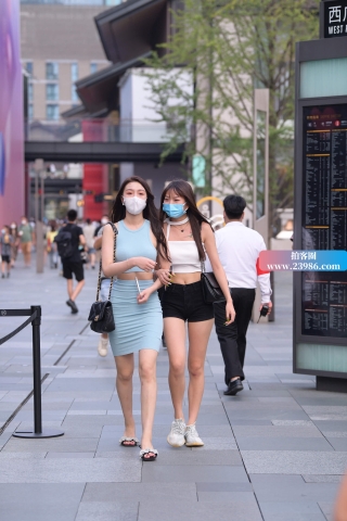 街拍浅蓝色包臀裙气质美女