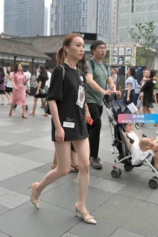 这白皙的玉腿，我喜欢~